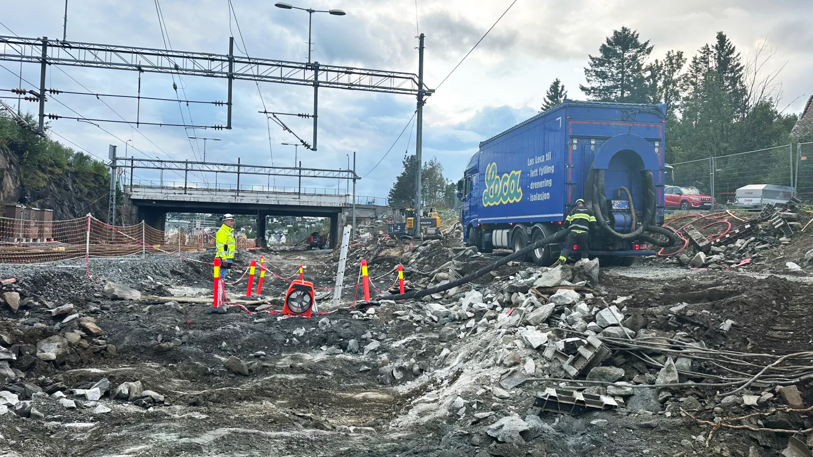 Ved å blåse Leca lettklinker under bakken stabiliseres grunnen og gjør det mulig for Narvik stasjon å støtte de massive vekten av godstogene uten fare for setning eller strukturskader.