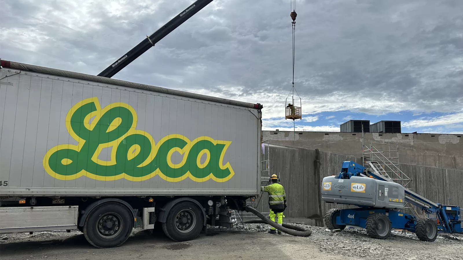 Her blåses Leca lettklinker ISO 8/20 med 60 m slange opp i brokaret