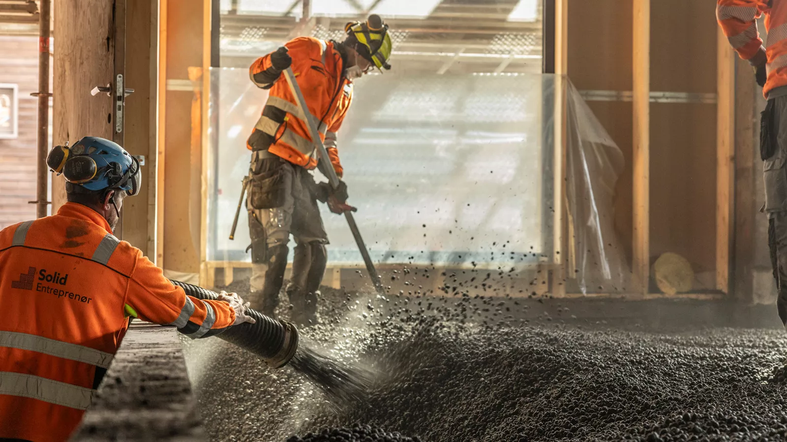 Leca® Lettklinker blåses på plass med 80 m slange