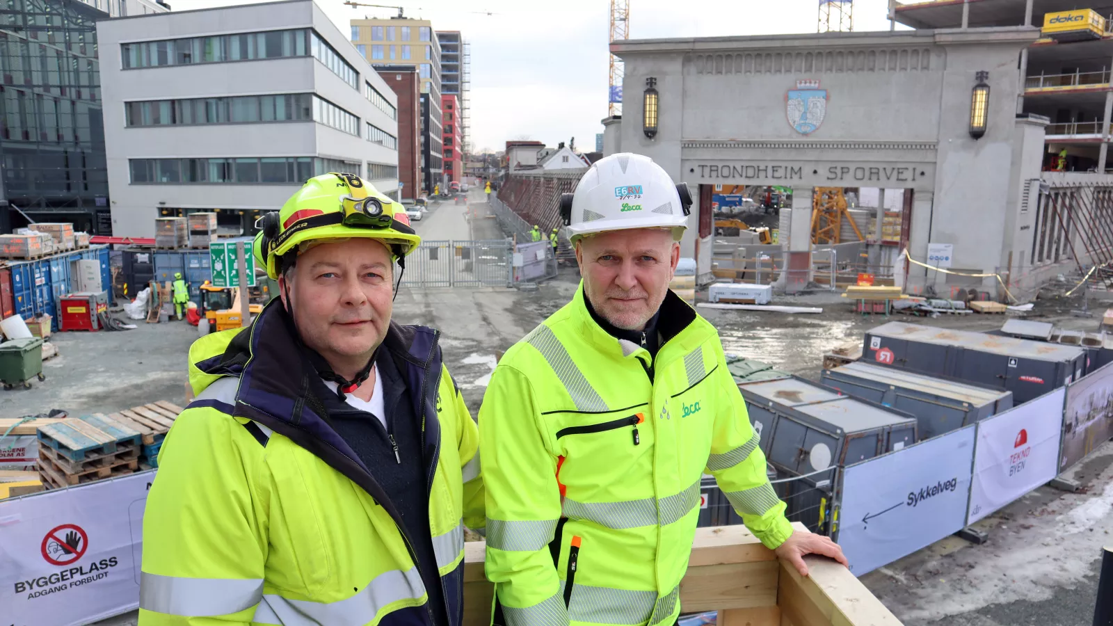 Anleggsleder Matthias Lepkowski i NCC (t.v.) og salgssjef Frank Nornberg i Leca Norge foran det som skal bli Trondheims største kontorarbeidsplass. (Foto: Jan Vestre) 