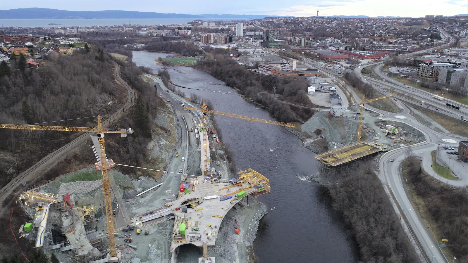 LANDEMERKE: Nydalsbrua blir et landemerke i Trondheim. I bakgrunnen til høyre skimtes et annet landermerke - Tyholttårnet. Nidarosdomen skimtes i bakgrunnen til venstre i bildet.