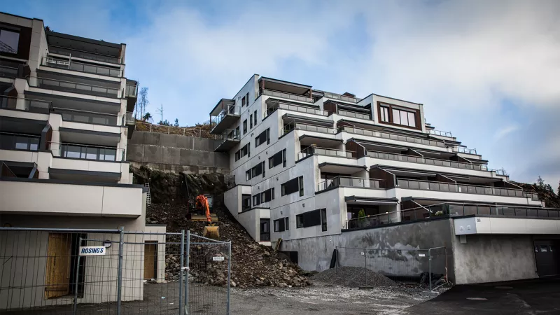 Betonmast Telemark bruker Leca for å fylle hulrommene mellom fjell og blokkvegg til Harakollen Terrasser