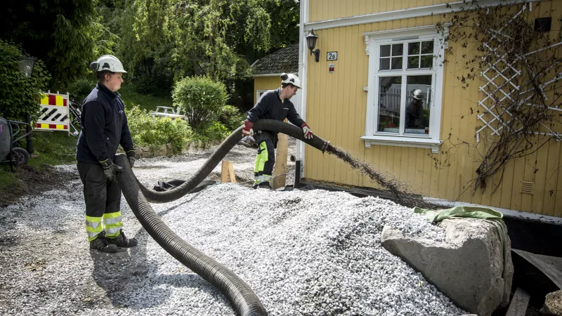 Da den gamle grunnmuren skulle dreneres og isoleres, ble Leca blåst inn