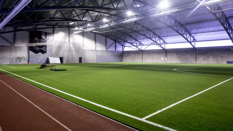 Den nye treningshallen til Viking fotballklubb har nesten full banestørrelse