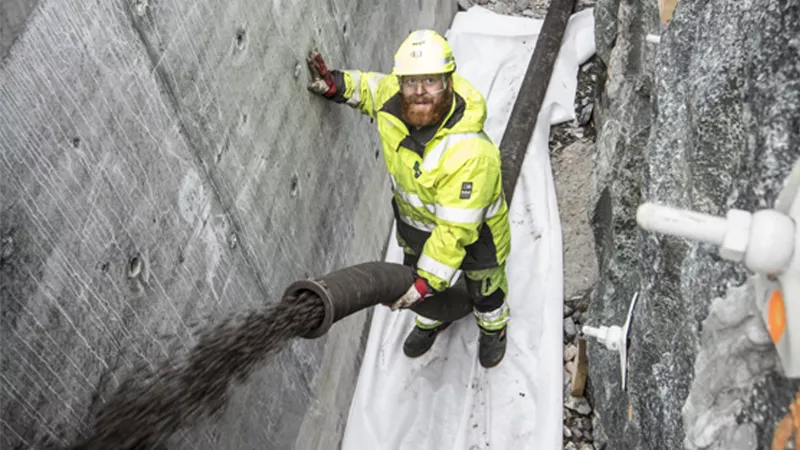  Fredrik Hansen blåser løs Leca på plass