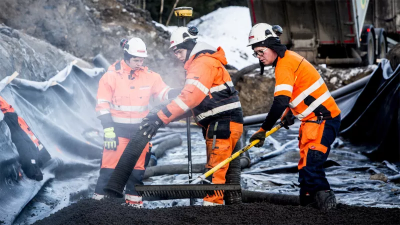 Over 12 000 kubikkmeter Leca lettklinker er blåst på plass på den 1,8 km lange gang- og sykkelveien