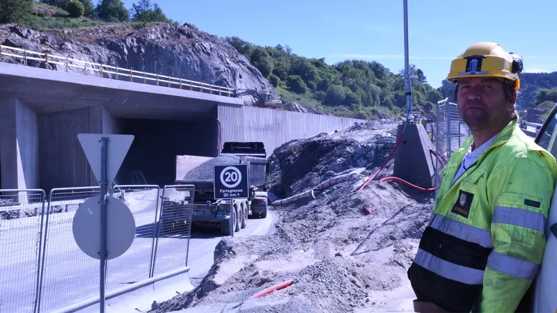 1 Tunnelåpningene sett fra Flesland-siden. Inne i fjellet etableres 16 brann og gasstette hus
