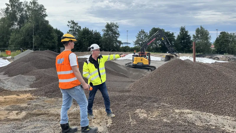 To arbeidere på byggeplass diskuterer grunnarbeid med Leca Lettklinker ved Tofte brannstasjon