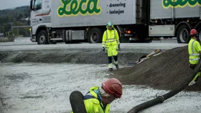 Å blåse Leca’en på plass er enkelt og effektivt