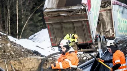 Det er så trangt langs veien her at det beste er at vi bruker pumpe og blåser det på plass, sier Petter Skår Johansen
