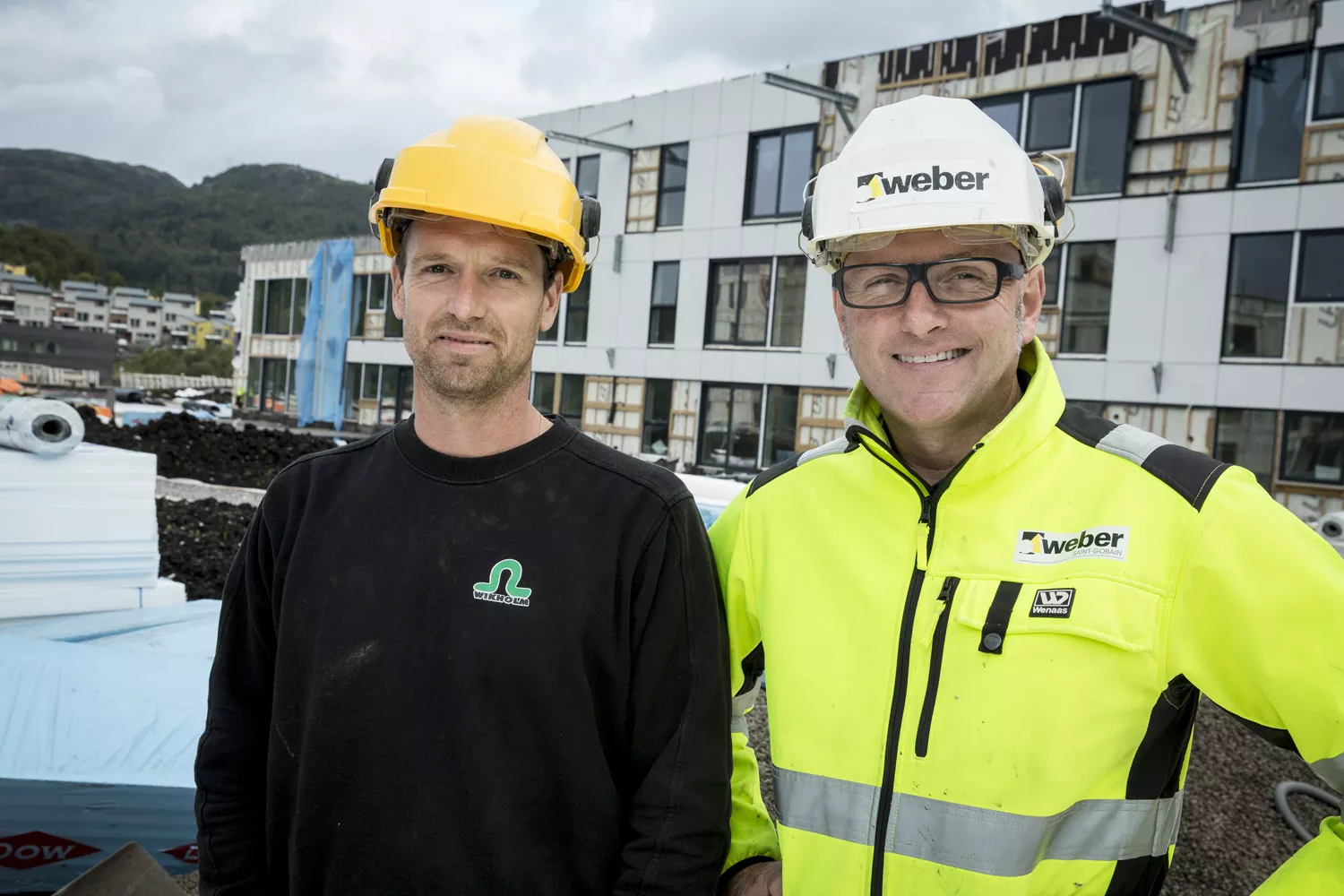 Andre Pletten i Anleggsgartnermester Wikholm AS sammen med Lecas representant, Truls Vallentinsen i Weber.