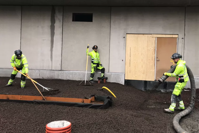 At det gikk an å spare så mye tid skyldes i stor grad at materialet kan blåses på plass med Lecas blåsebiler.