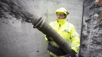 Bak muffestasjonen, rundt hjørnet ble Leca blåst på plass av Terje Mathisen fra Kveta transport AS