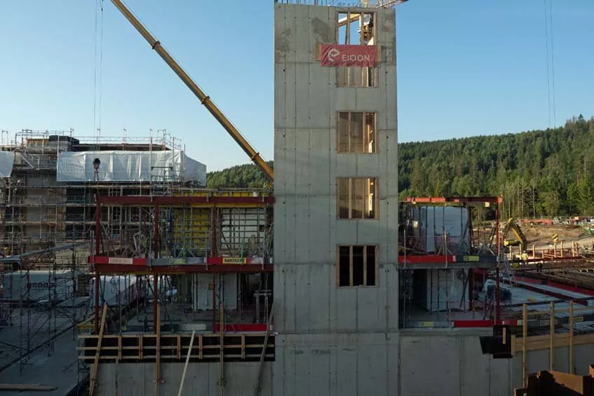 Byggene skal følge terrenget og trappes ned mot Ørfiskebekken, som renner rundt området.