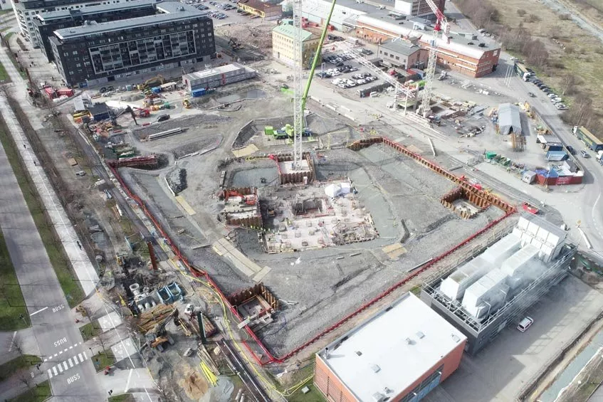 Byggeplassen for skyskraperen sett ovenfra.