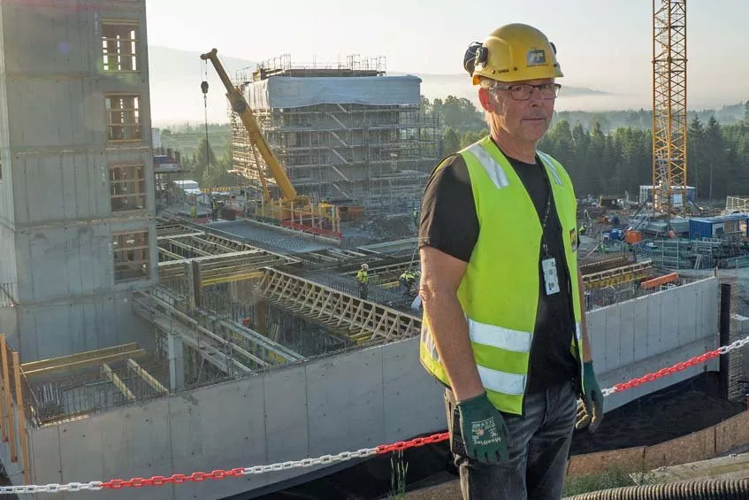 Byggeplassleder Svein Harald Øyhus i morgensol for å ta imot dagens første Leca-levering.