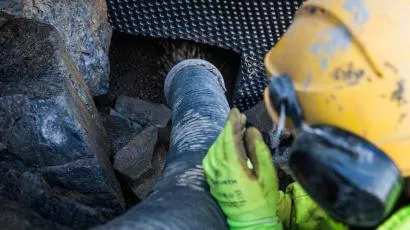 Bygget skaper et tomrom mellom vegg og fjell som må fylles