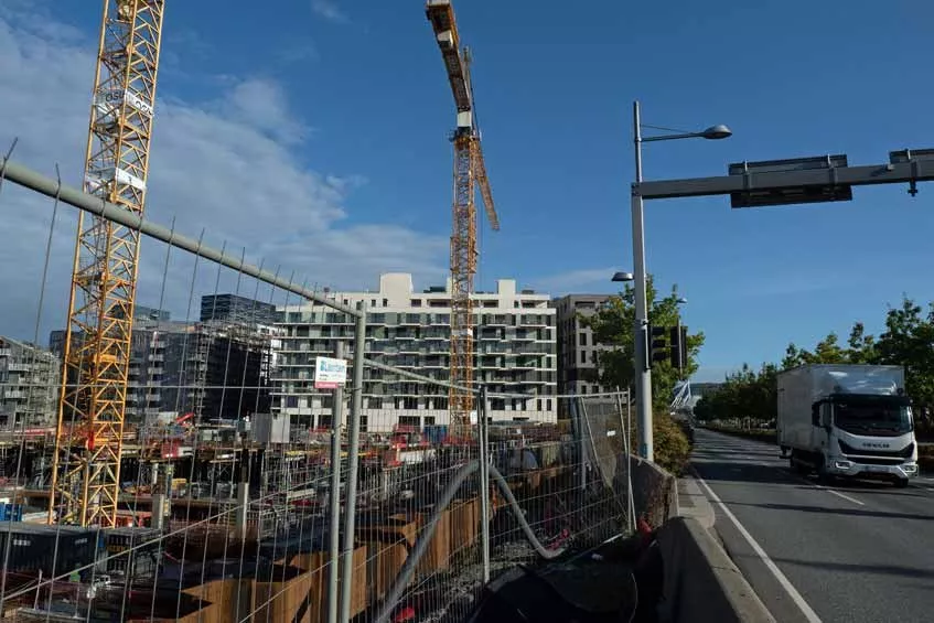 Den 35 meter brede Kong Håkon 5.s gate rett utenfor byggeplassen går fra E6 og E18 inn til Oslo S