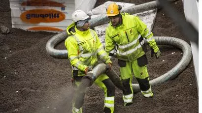 Det er trangt mellom fjellskråningen og det nybygde Drøbaksbadet