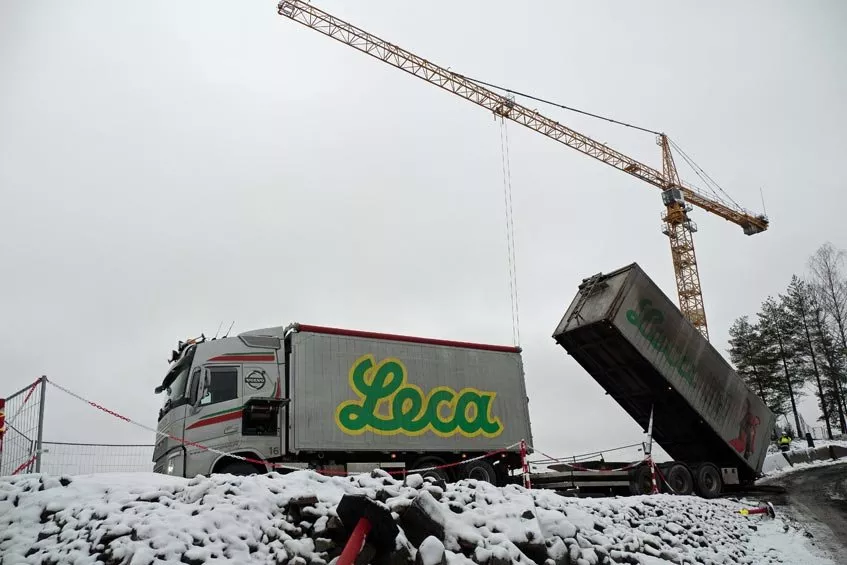 - Det er vanskelig å komme frem til flere av boligprosjektene. Da passer det godt at Leca-bilen har 40 meter slange
