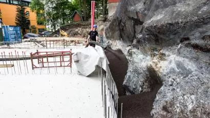 Det tar ikke lange tiden å fylle tilbake rundt bygget med denne løsningen