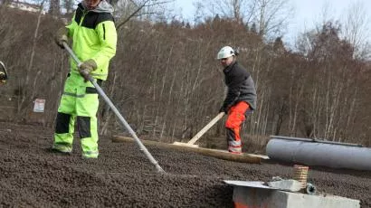- Før asfaltduk og armering legges, er det viktig at underlaget av Leca-kuler er jevnt