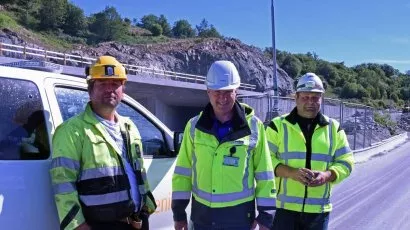 F.v. Byggeleder Ingvar Haukelid, Lecas representant Sturle Stenhjem og Per Hovden Lynghaug.
