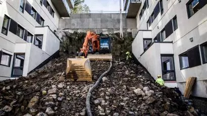 For å komme til tomrommene i bygget må man opp bratte skrenter og inn smale kammere. Leca-blåsing er en god løsning.