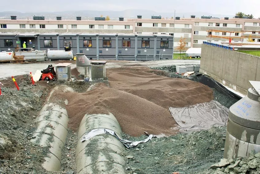 Grunnundersøkelsene viste at behov for lette fyllmasser i bunnen av tomta. Søbstad AS valgte Leca