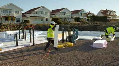 Gulv og yttervegger bygges raskt når fyllmassen er på plass.jpg