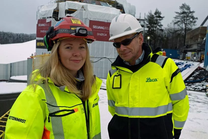 Her blir det 360 nye leiligheter, forteller anleggsleder Runa Løvseth og Jon Hauge fra Leca Norge.