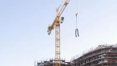 Her heises den siste slangelengden av i alt 66 meter på plass