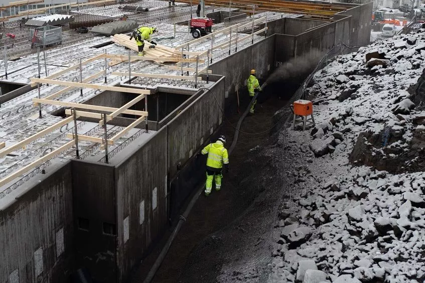 I bakken over skihallen på Løren bygges det flere boligprosjekter
