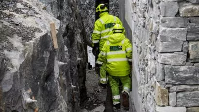 I det ulendte terrenget var det enkleste og mest effektive å blåse Leca lettklinker inn bak veggen