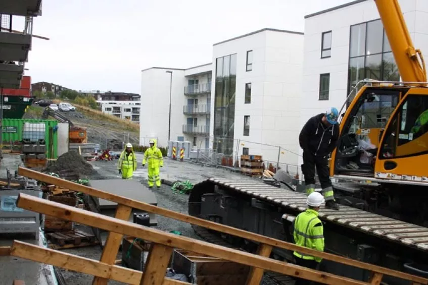 I fjor ble boligblokkene i bakgrunnen ferdigstilt. Nå bygges et nytt boligkompleks.