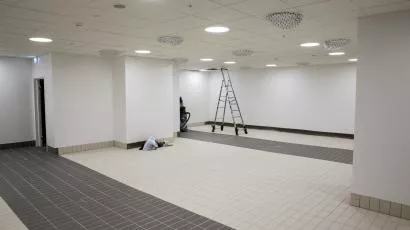 I garderober og dusjer er det bygget skillevegger i Leca Finblokk