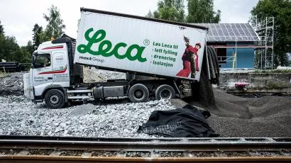 I løpet av noen sommeruker ble fem stasjoner på Østre linje oppgradert med Leca Lettklinker.
