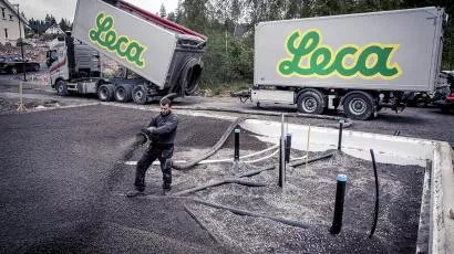 I ringmuren er det tekniske installasjoner som må frostsikres. Derfor ble det valgt å fylle ringmurene med Leca lettklinker