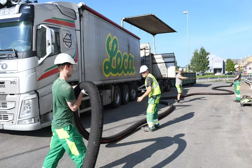 Jøran Myhre Pedersen, Bjørn Ivar Gjestrumbakken, Magnus Fors og Martin Paulseth legger ut blåseslange for Leca