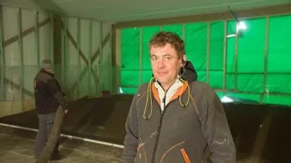 Jaroslaw Szalkowski er spesialist på blåsing av Leca.jpg 