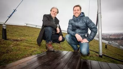 Jostein Sundby i Vital Vekst AS og Tom Atle Pettersen i Leca på taket av ett av de nye byggene i Bjørvika