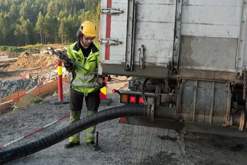 Knut Garmo gjør klar for å levere dagens første 45 kubikkmeter fra hengeren.