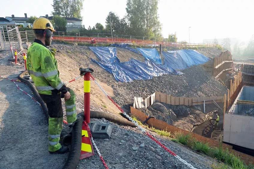 Knut Garmo hos Unneberg Transport må følge med hele tiden mens kulene blåses på plass.