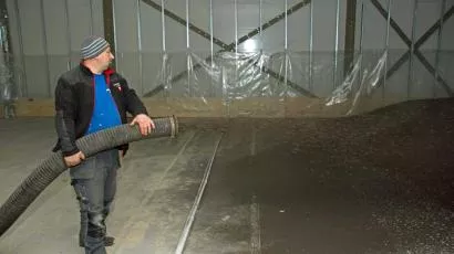 Kulene blåses på plass gjennom 70 meter slange.