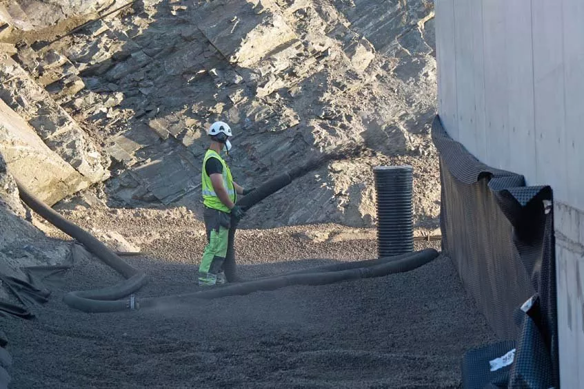 Leca-kulene beskytter veggene rundt parkeringskjelleren mot trykket ovenfra.