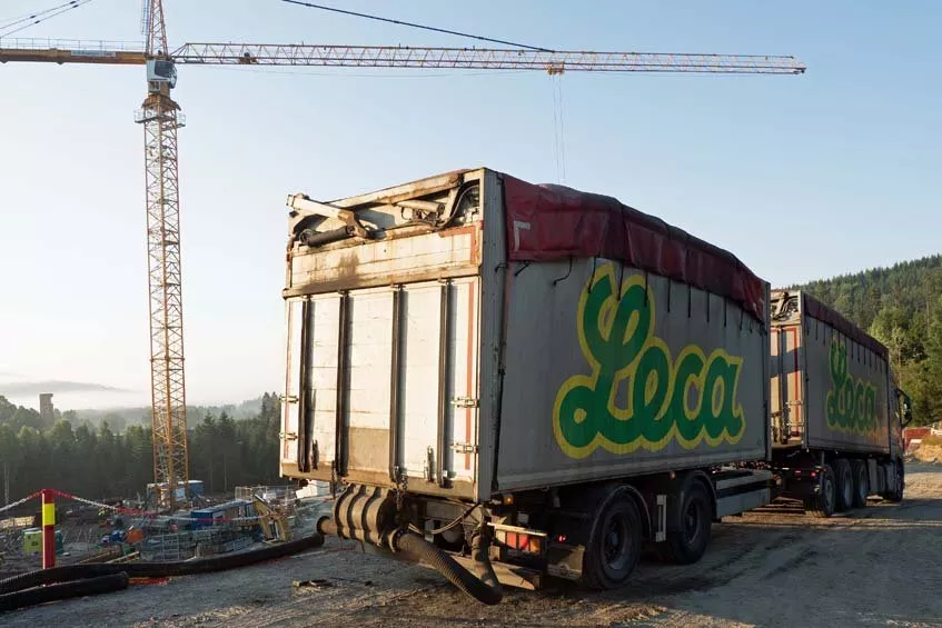 Leca-transporten trenger ikke å kjøre langt inn på byggeplassen.