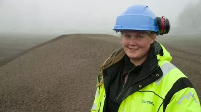Line Haugene er anleggsleder på det som skal bli ny kunstgressbane i Skien.