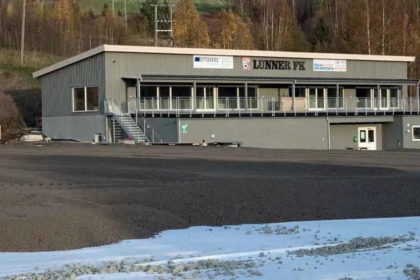 Lunner Fotballklubb har A-lag i 5. divisjon. Hjemmebanen deres blir Frøystad kunstgressbane.