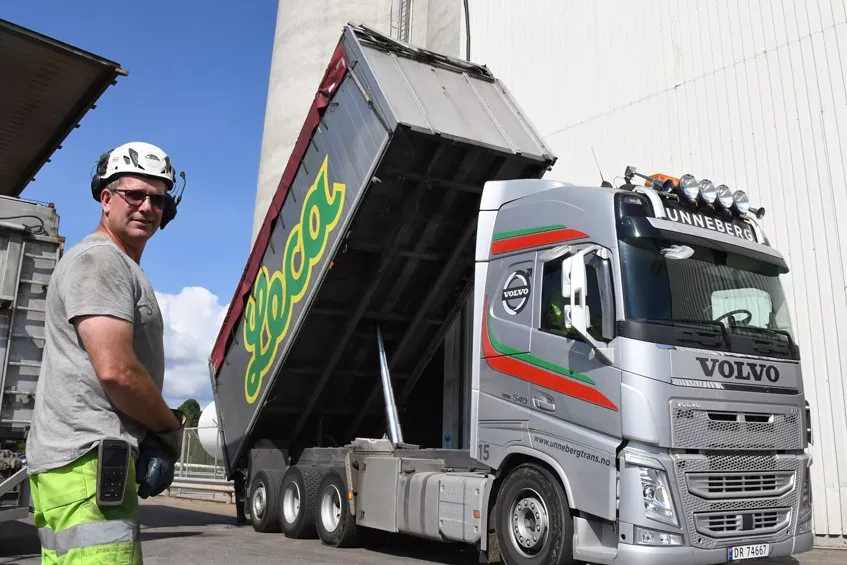 Magnus Fors fra Unneberg Transport fraktet kulene som ble brukt som «pute».