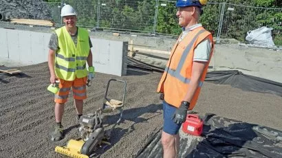 Marius Vårdal Alvheim (t.v) og Tormod Hem gjør klart for byggevaresalg.